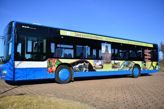 Linienbus mit Werbung vom Naturpark Kyffhäuser