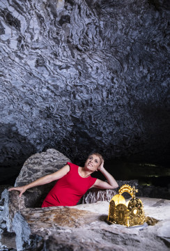 Miriam Deforth in der Barbarossahöhle auf seinem Thron
