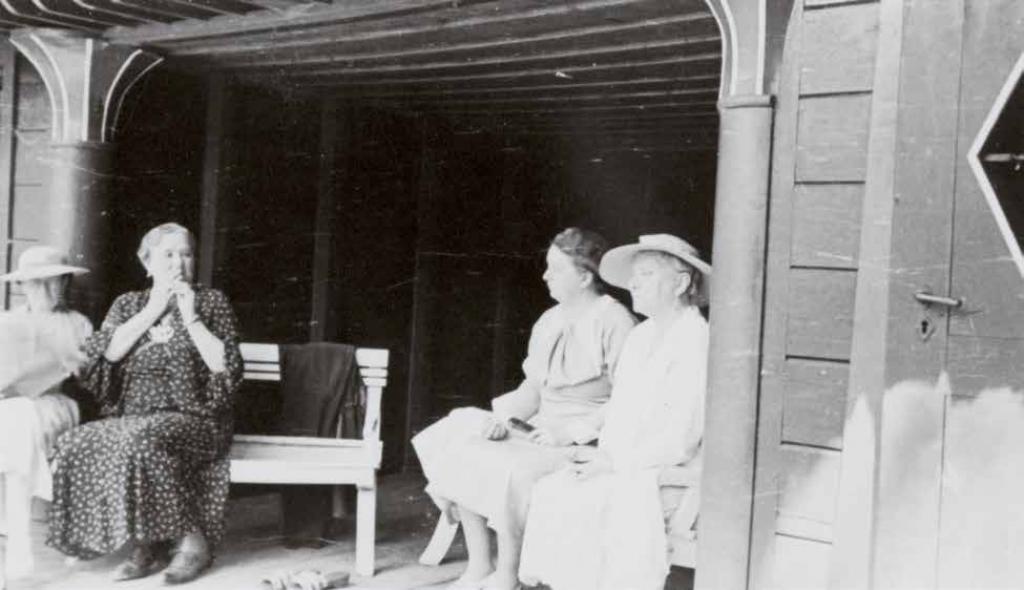Elegante Idylle am Badehaus in den 1930er Jahren . (Fotograf: Baron von Krause)